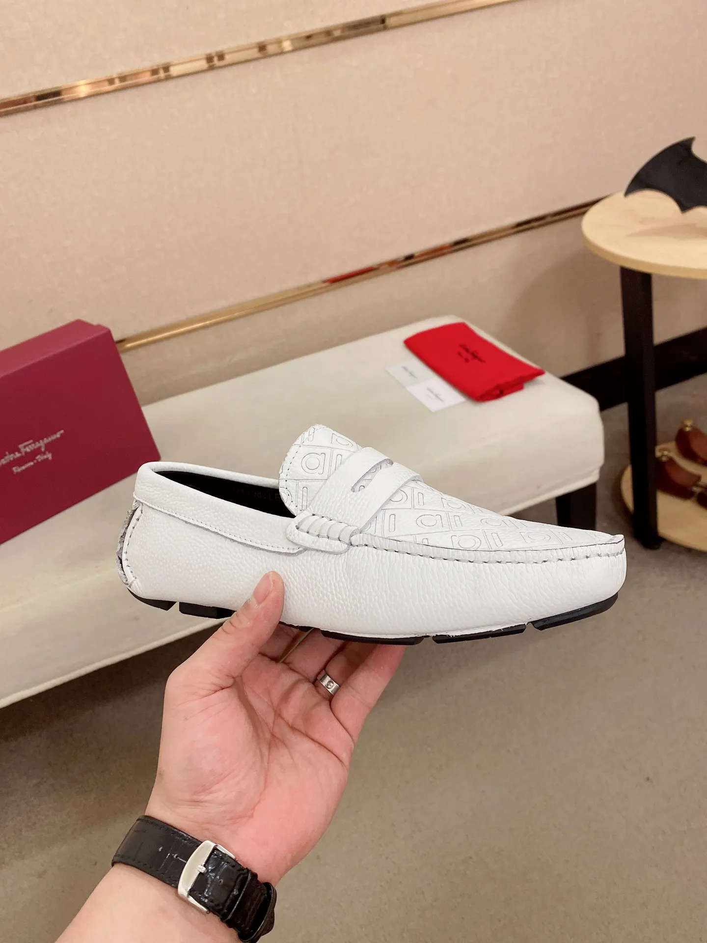 Men's shoes💰: 560💰High-end quality! Ferragamo🆕🆕Exclusive hot-selling products in stock🔥🔥New products on the shelves, high-quality Ferragamo men's pea shoes, high-end casual driving shoes, with complete packaging! 💪 💪 Material: imported first-layer pebbled cowhide 🐂 + imported high-quality water-dyed cowhide lining + wear-resistant outsole 👍🏻👍🏻 Features: high-end and comfortable, purely handmade 🚀 🚀 Create the perfect shoe that suits you best 🔥 🔥 Size: (38-44) 45 standard size can be customized!